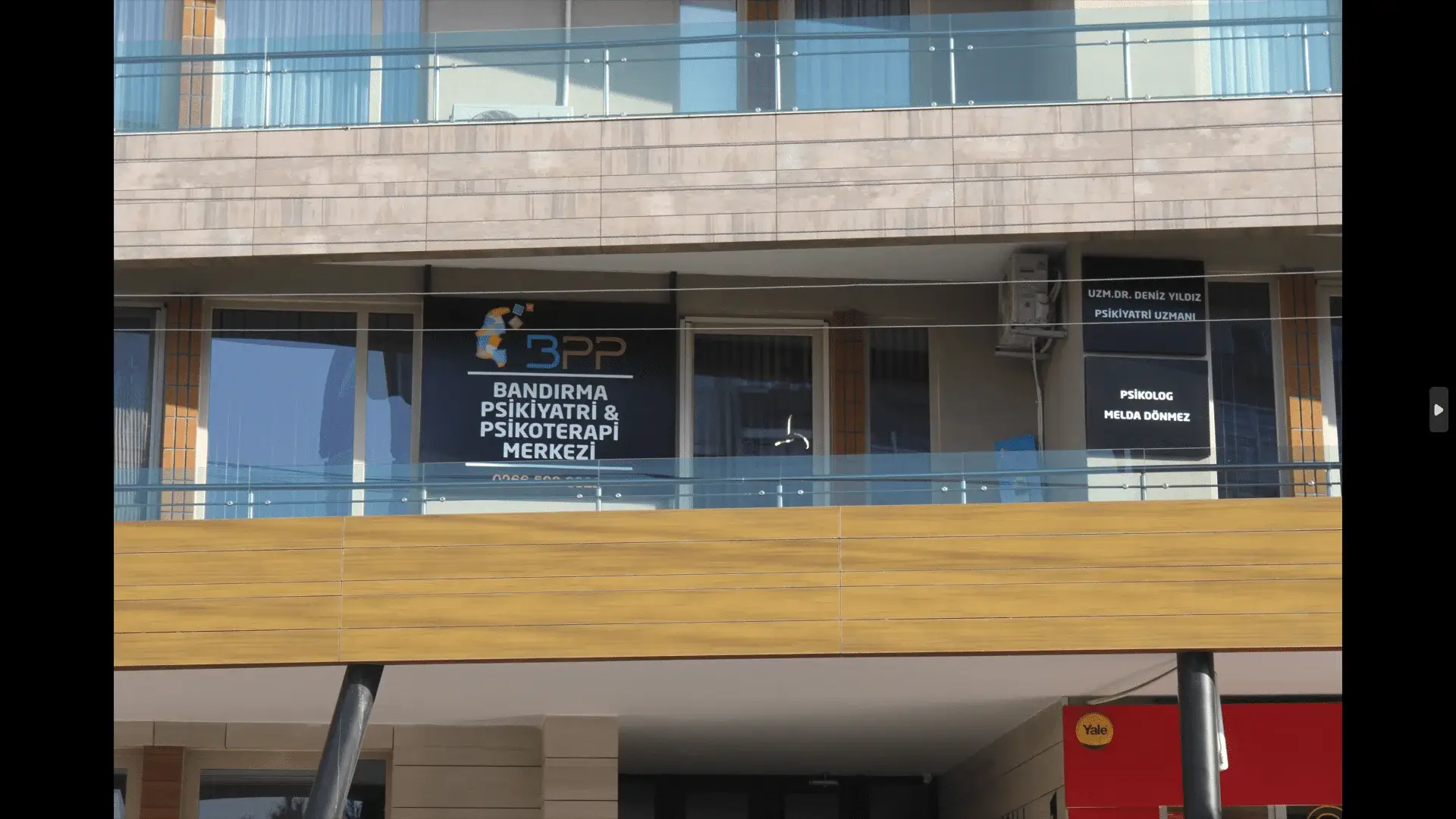 Merkezin bulunduğu binanın girişi ve “Bandırma Psikiyatri ve Psikoterapi Merkezi” tabelası