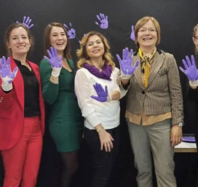 Mor el izleriyle kadına yönelik şiddete karşı farkındalık etkinliğine katılanlar