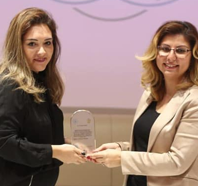 Bir üniversite etkinliğinde Uzm. Dr. Deniz Yıldız’a teşekkür plaketi takdim edilirken
